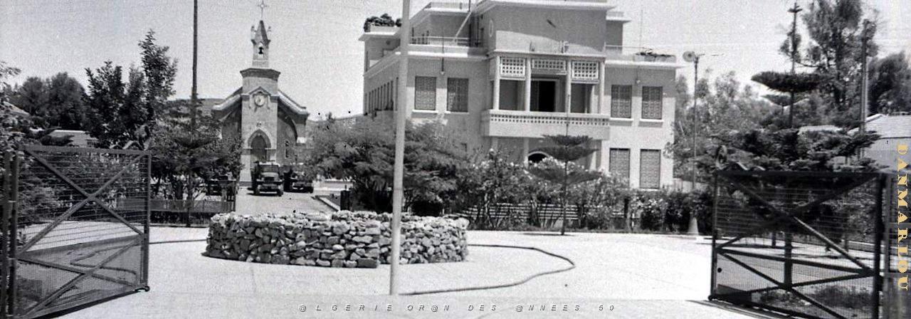 De Malherbe 501- Mairie et eglise COLLECTION DES AMIS DE ND DE SANTA CRUZ.jpg